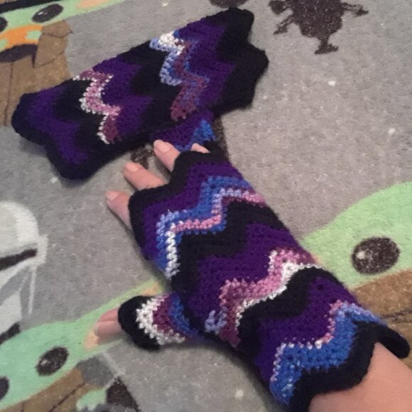 GLOVES - HANDMADE - Picture 1 of 2